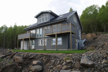 DOM WIELORODZINNY HVALSTAD